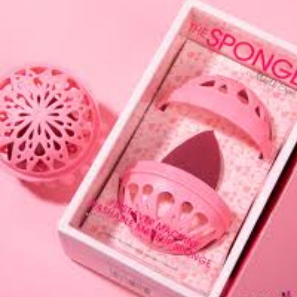 BNWT - THE MAKE UP ERASER THE SPONGE & CASE - MACHINE WASHABLE